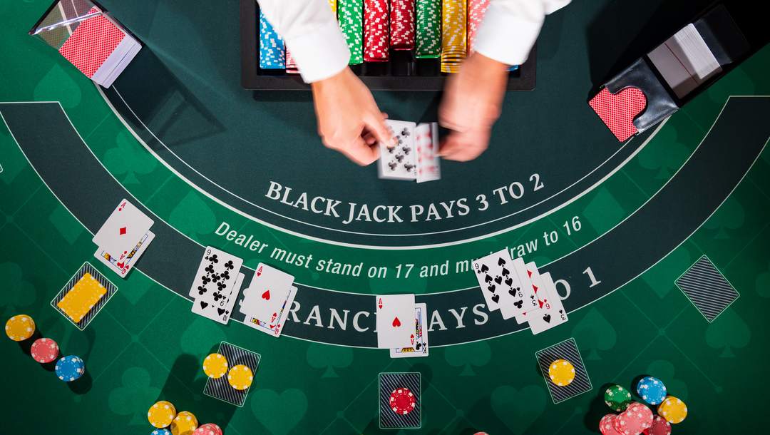 Table de blackjack vue de dessus dans un casino en ligne